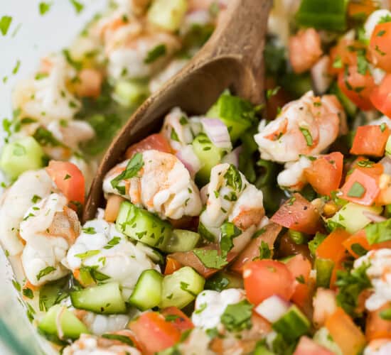 用勺子轻轻搅拌酸橘汁腌鱼的特写照片