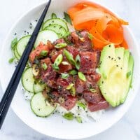 一个夏威夷Poke碗坐在一个黑白大理石柜台上