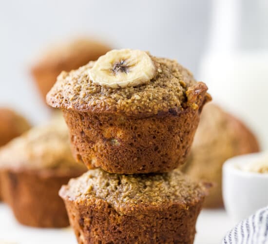 香蕉燕麦松饼摞在一起，背景是牛奶