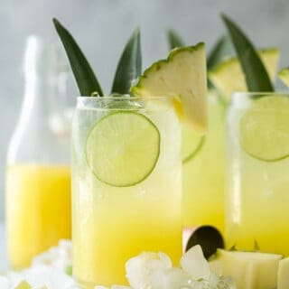 玻璃杯里装满菠萝配菜的椰汁朗姆酒