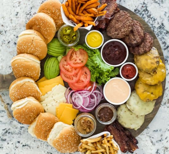 满是浇头的汉堡板