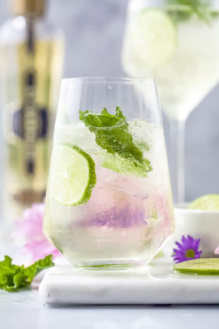 在大酒杯中加入柠檬和薄荷的雨果鸡尾酒
