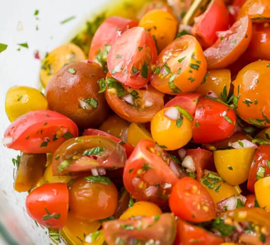 在碗里腌制的番茄沙拉的特写