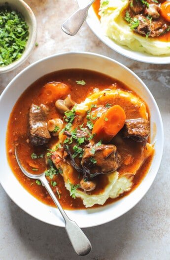 在土豆泥上的碗中闭上牛肉Bourguignon