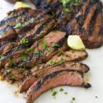 烤牛肉片放在塑料切菜板上，配上新鲜的柠檬角