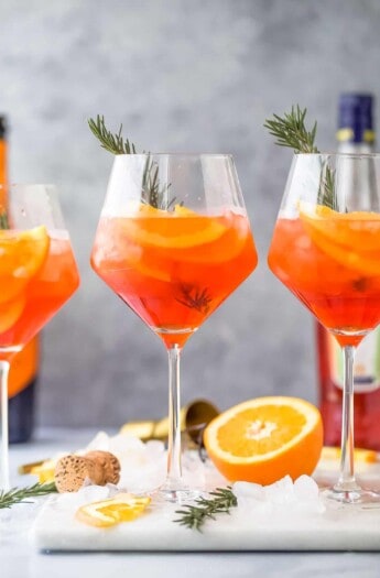 三次节日aperolspritz鸡尾酒-含橙片和迷迭香