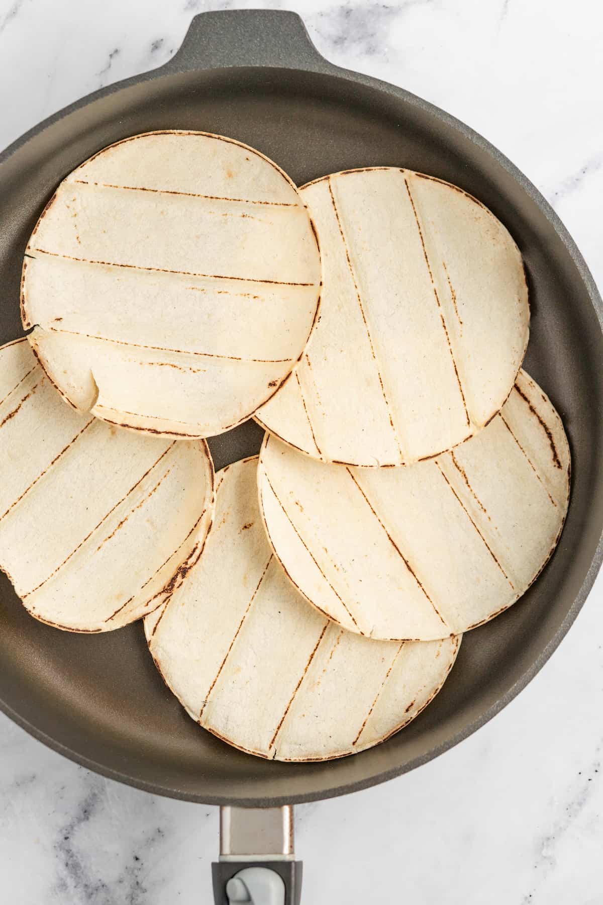煎锅里的玉米饼
