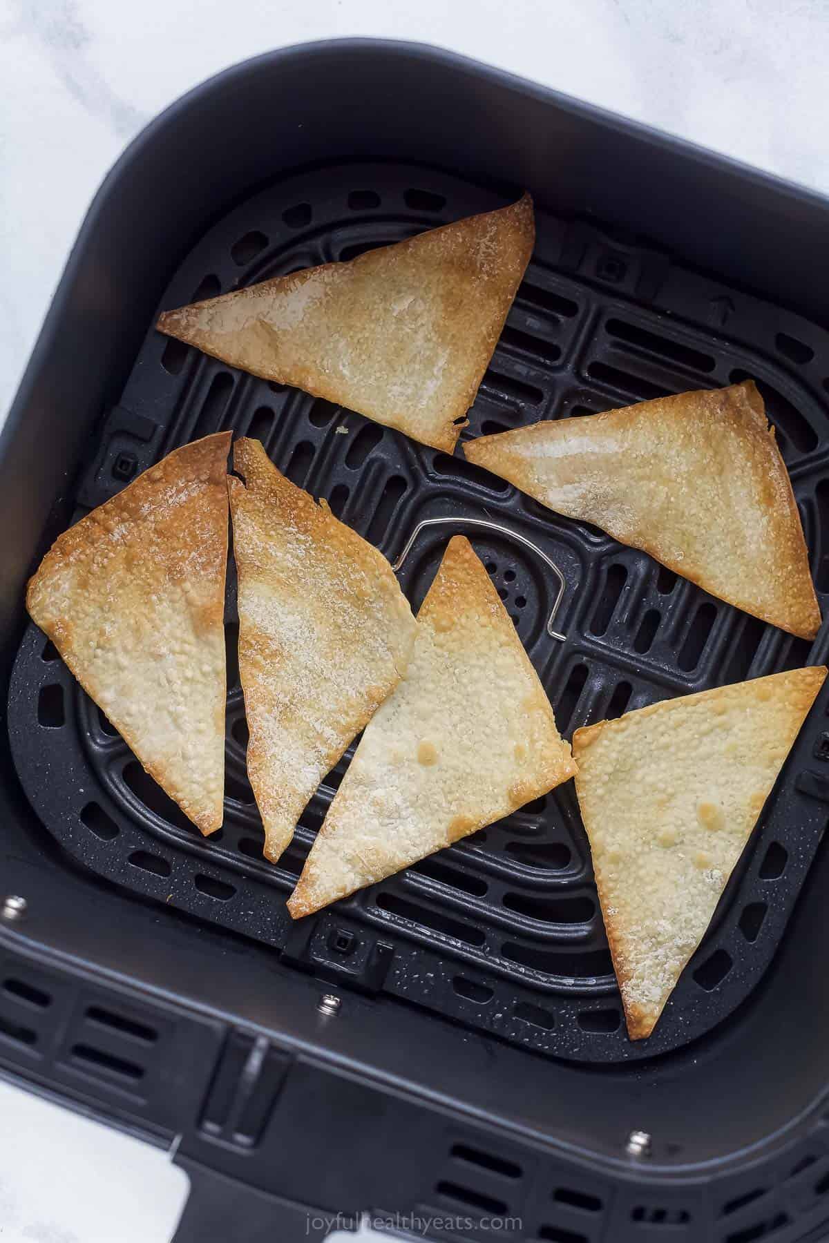 油炸篮里的馄饨三角形