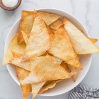 空气油炸馄饨片在碗里